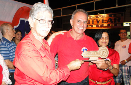 EDUARDO ENTREGA CHAVE DE BRUMADO PARA AGUIBERTO