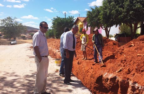 Brumado: Aguiberto fiscaliza obras de esgotamento nos Bairros Malhada Branca e Esmeraldas