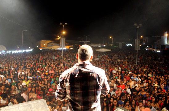 Brumado: Aguiberto anuncia asfaltamento de ruas do Olhos D'Água