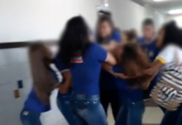 Brumado: Vídeo de alunas brigando no CEEP viraliza nas redes sociais