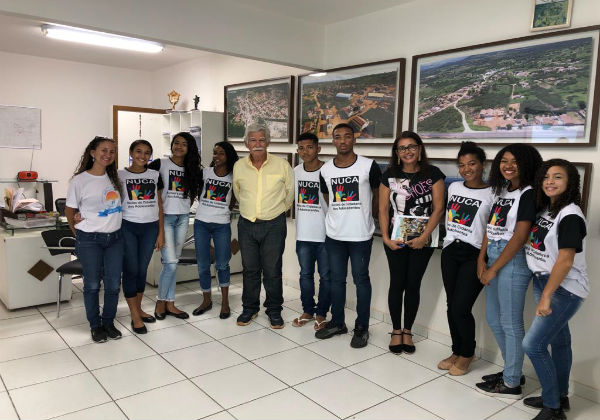 Brumado: alunos do Núcleo de Cidadania dos Adolescentes entrevistam o prefeito Eduardo Vasconcelos 