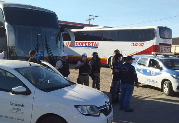 Guanambi: Quatro veículos que faziam transporte interestadual clandestino de passageiros são apreendidos