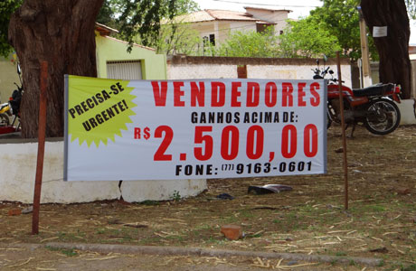 Brumado: Anúncio de emprego espalhado pela cidade chama a atenção da população