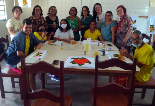 Apae Caculé e Caetité visitaram oficina de pintura da Apae Brumado