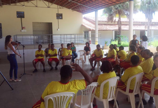 Ao som de viola, Apae tem tarde diferenciada com a presença da professora de música Aline Ayres