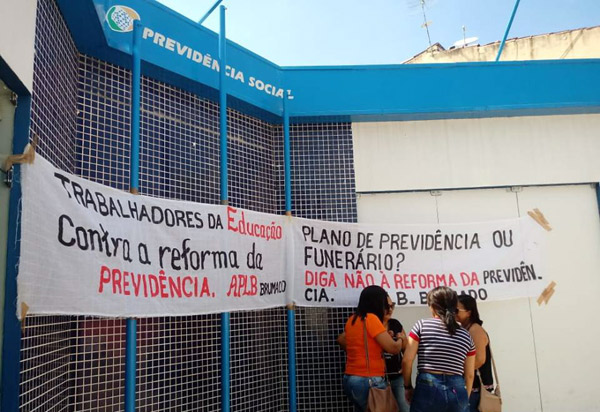 Trabalhadores em Educação de Brumado fazem ato em Dia Nacional de Luta pela Previdência Pública