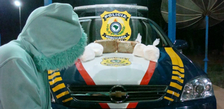 PRF DA BAHIA APREENDE ADOLESCENTE DE 16 ANOS COM CRACK E COCAÍNA EM ÔNIBUS DE BRUMADO