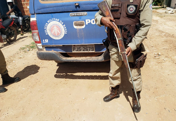 Ibicoara: Homem é detido após ser flagrado portando arma de fogo e pássaros silvestres no distrito de Cascavel