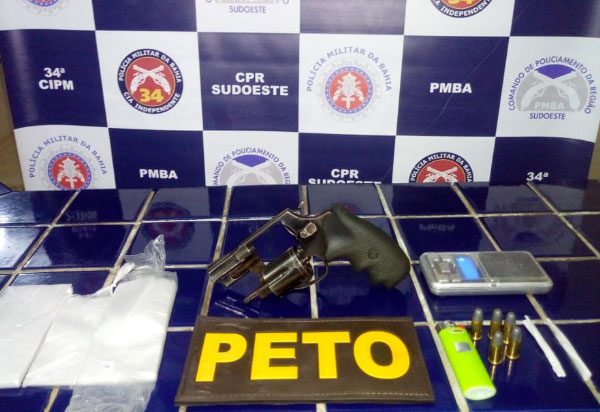 Brumado: drogas e arma são apreendidas durante ação da Polícia Militar na Rua Virgílio Ataíde