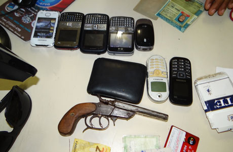 Brumado: PM prende dois assaltantes e apreende arma