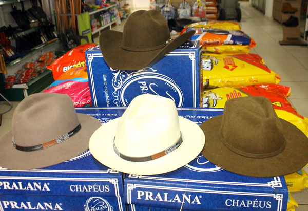  Brumado: venha conferir Arraiá de ofertas em botas e chapéus no Armazém do Criador