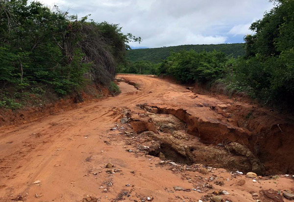 Brumado: Chuvas afetam tráfego em Arrecife e prejudicam serviços essenciais 