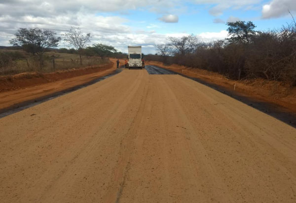 Prefeitura intensifica as obras de pavimentação asfáltica do trecho que faz a ligação da BR-030 com o Distrito de Samambaia 