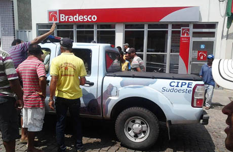 TANQUE NOVO: BANDIDOS ASSALTAM BB E BRADESCO