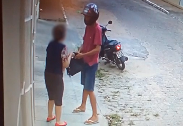 Brumado: senhora é assaltada no centro da cidade; câmeras registraram ação do criminoso 
