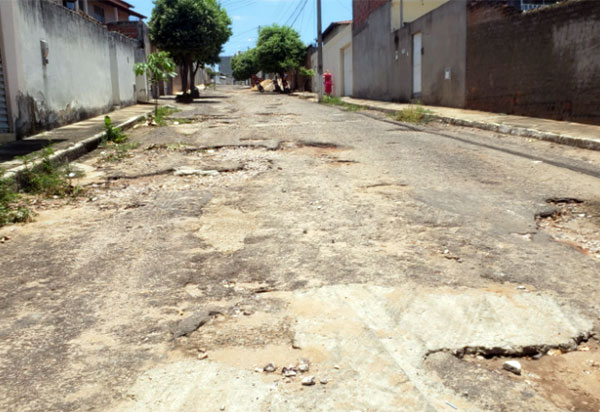 Brumado: Em péssimas condições de trafegabilidade, Avenida Ana Lídia Viana Cardoso torna-se perigosa para transeuntes e condutores de veículos