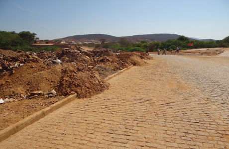 Brumado: Caçambeiros continuam jogando entulho em local proibido