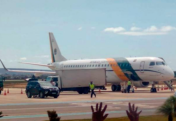 Avião de Jair Bolsonaro chega a Vitória da Conquista