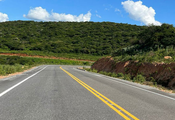 Trecho de revitalização da BA-263 entre Urandi e Licínio de Almeida está e fase final de obras