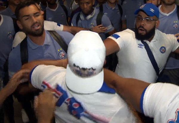 Jogadores e torcedores do Bahia se enfrentam no aeroporto de Salvador; Júnior Brumado foi agredido