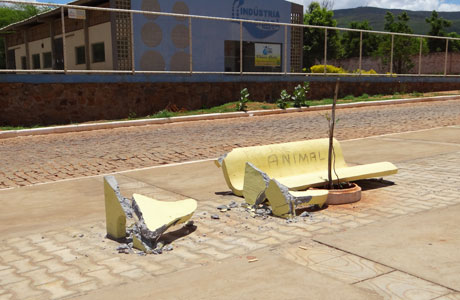 Vândalos destroem banco na Avenida Alta Leite em Brumado