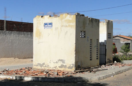 DR. JURACY: BANHEIRO DA PRAÇA DEMOLIDO