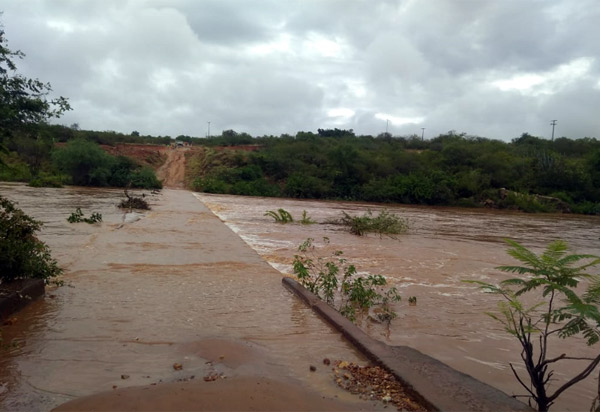 Brumado: Rio transborda e invade passagem molhada na Comunidade Barreiro Branco ll