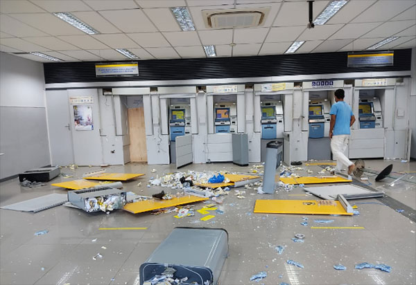 Mulher surta e destrói com barra de ferro agências do Banco do Brasil e Bradesco em Serra do Ramalho