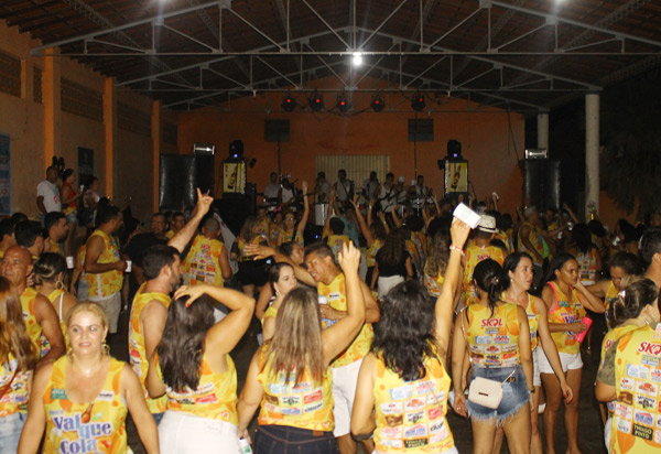 Festa do Bloco Vai que Cola foi sucesso em Brumado 