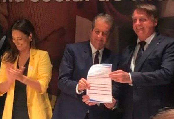 Presidente Bolsonaro assina filiação ao PL