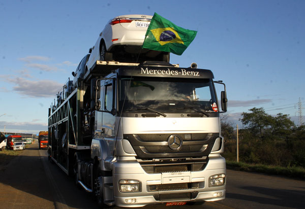 Presidente anuncia apoio para 750 mil caminhoneiros comprarem diesel