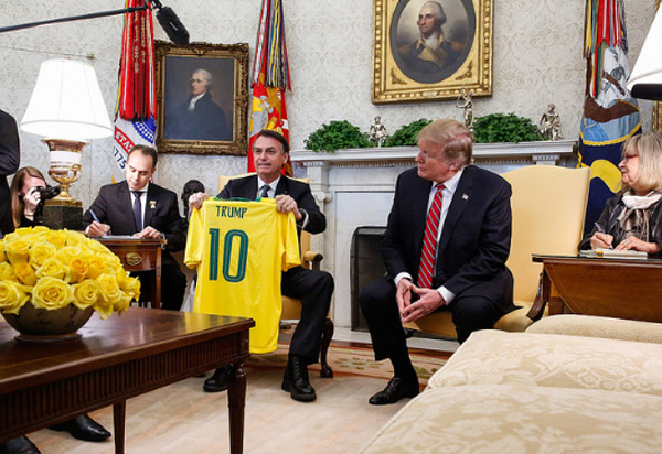 Trump e Bolsonaro trocam camisas das seleções de futebol
