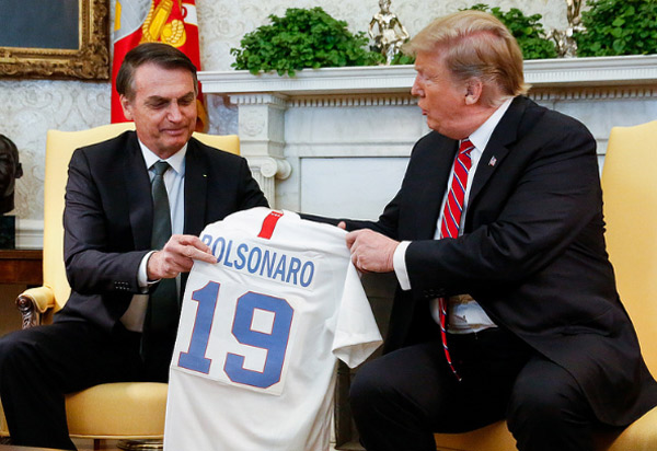 Trump e Bolsonaro trocam camisas das seleções de futebol