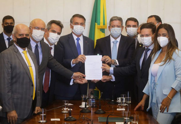 Bolsonaro entrega a Lira a MP que cria o Auxílio Brasil, em substituição ao Bolsa Família