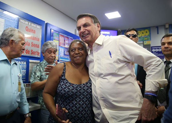 Bolsonaro vai a lotérica apostar na Mega da Virada