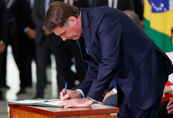 Bolsonaro edita MP que limita remoção de conteúdos nas redes sociais