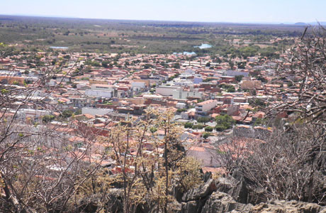 Preso cria chave artesanal e 17 fogem pela frente de cadeia de Bom Jesus da Lapa