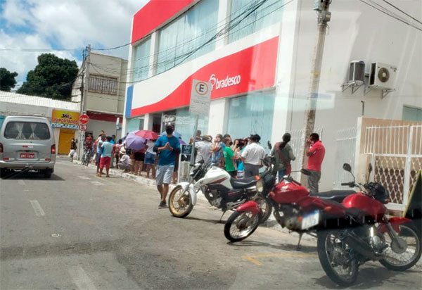 Prazo final para pagamento da 1ª parcela do 13º salário e do auxílio emergencial movimenta agências em Brumado