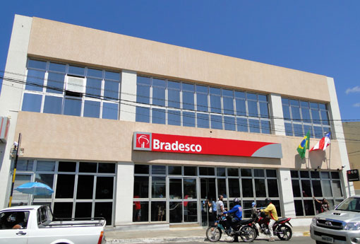 Brumado: Banco Bradesco não recebe pagamentos e clientes são obrigados a ficar sob forte sol em fila de correspondente bancário
