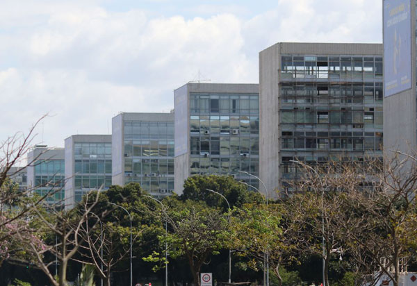 Governo substitui ministros que pretendem se candidatar nas eleições