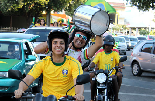 Fotos: Brumadenses comemoram classificação do Brasil para as quartas de final