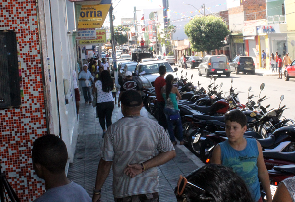 Comércio cresce 1,2% em julho e atinge patamar recorde, diz IBGE