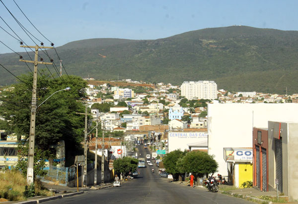 Brumado: criminosos arrombam casa no bairro Ginásio Industrial e levam dois mil reais em joias