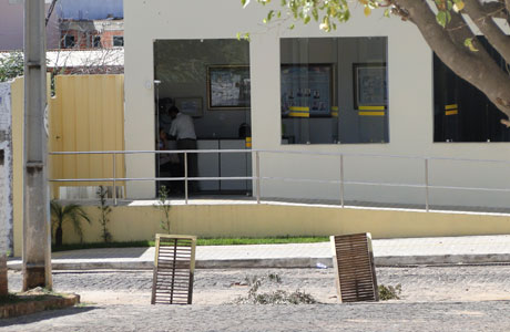 GRADE DE BUEIRO QUEBRADA PRÓXIMO A CÂMARA