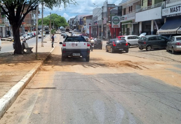 Brumado: Buraco aberto pela Embasa na Av. Centenário causa transtornos aos condutores de veículo