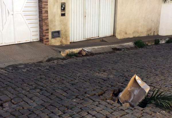 Brumado: moradora da Rua Hermes Teixeira reclama de buraco em frente a sua residência 