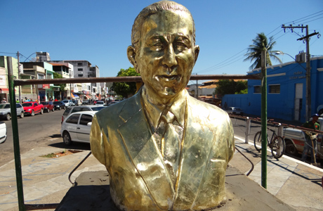 BDO: BUSTO DE ARMINDO AZEVEDO COLOCADO EM PRAÇA
