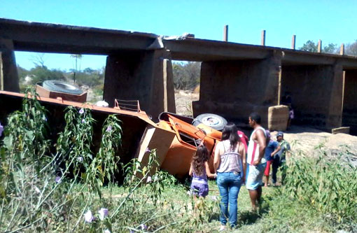 Brumado: Caçamba cai de uma ponte na zona rural