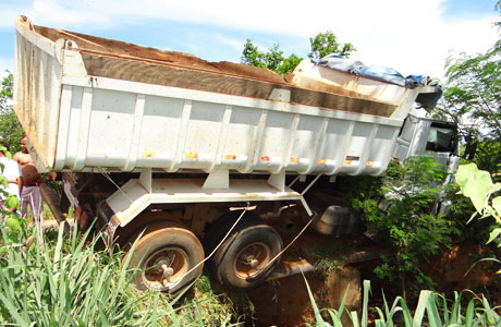 BRUMADO: CAÇAMBA FICA PENDURADA EM PONTE