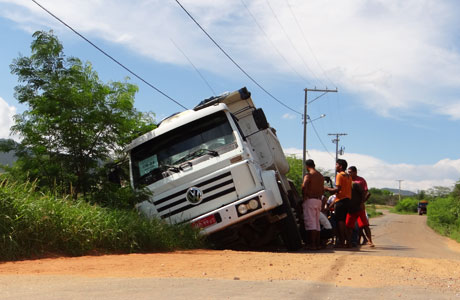 BRUMADO: CAÇAMBA FICA PENDURADA EM PONTE